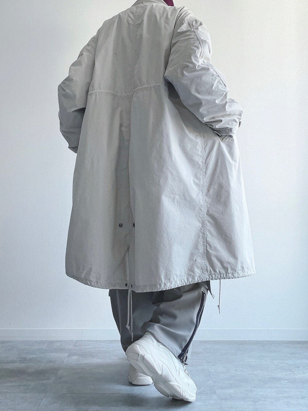 ホワイト系のその他アウター、パープル系のトップス、グレー系のカーゴパンツを着用したメンズの冬コーディネートの4枚目の写真