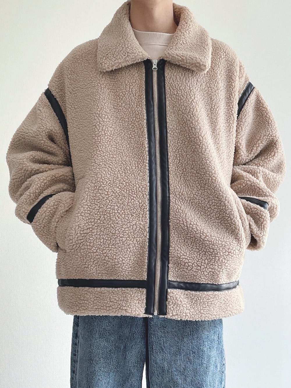 ベージュ系のジャケット/アウター、ベージュ系のスウェット、ブルー系のパンツを着用したメンズの冬コーディネートの4枚目の写真