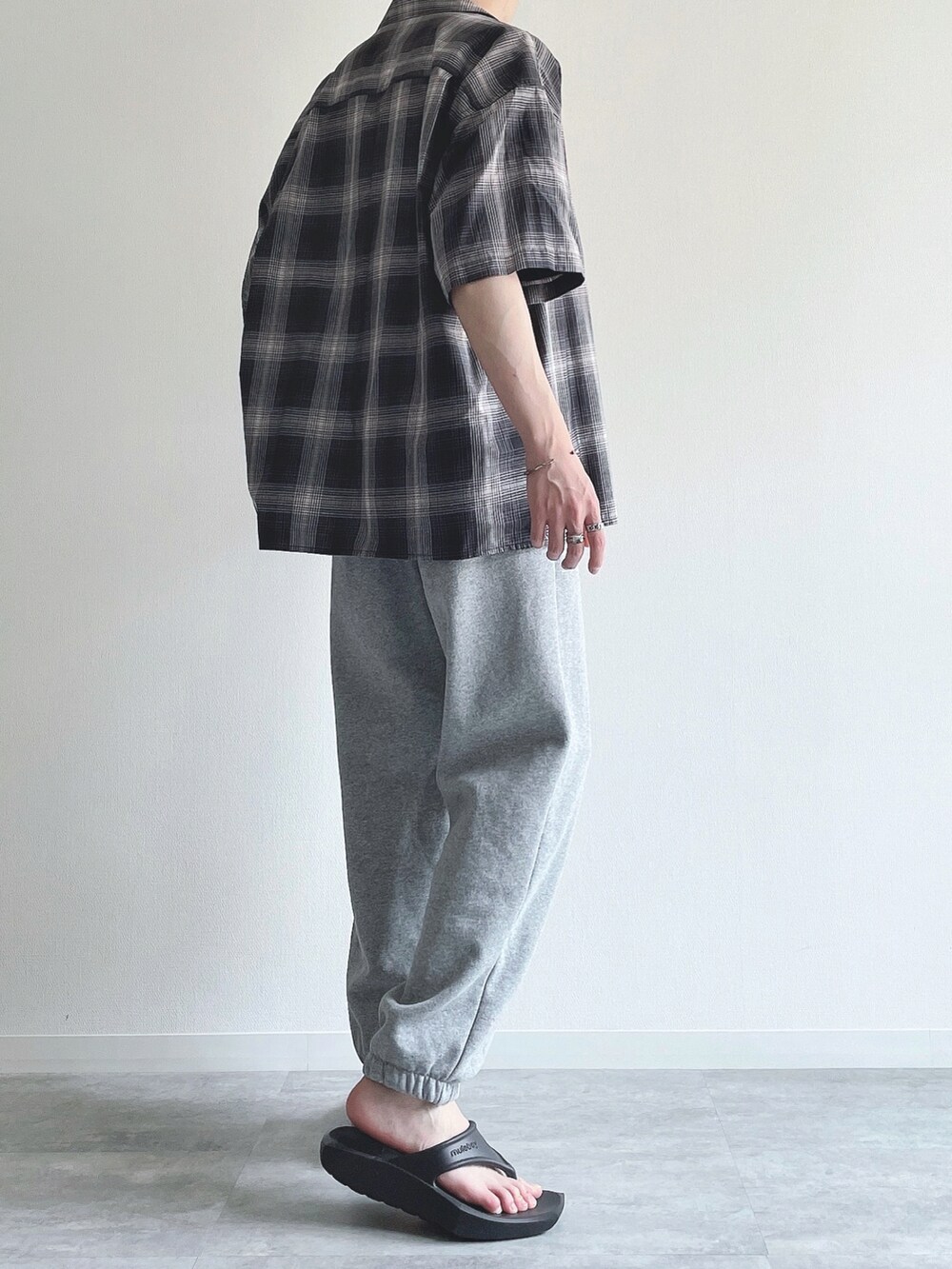 ブラック系のシャツ/ブラウス、ブラック系のTシャツ/カットソー、グレー系のパンツを着用したメンズの夏コーディネートの4枚目の写真