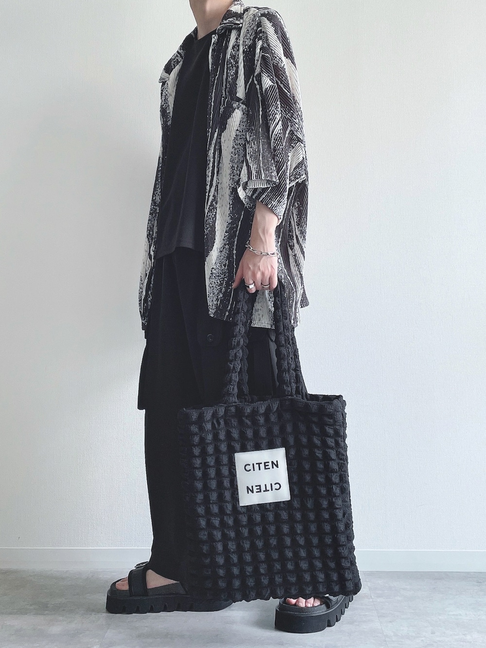 ホワイト系のシャツ/ブラウス、ブラック系のTシャツ/カットソー、ブラック系のカーゴパンツを着用したメンズの夏コーディネートの4枚目の写真