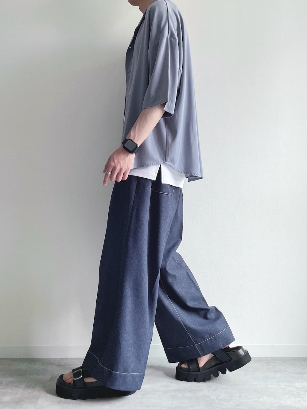 ブルー系のシャツ/ブラウス、ホワイト系のタンクトップ、ブルー系のデニムパンツを着用したメンズの春コーディネートの3枚目の写真