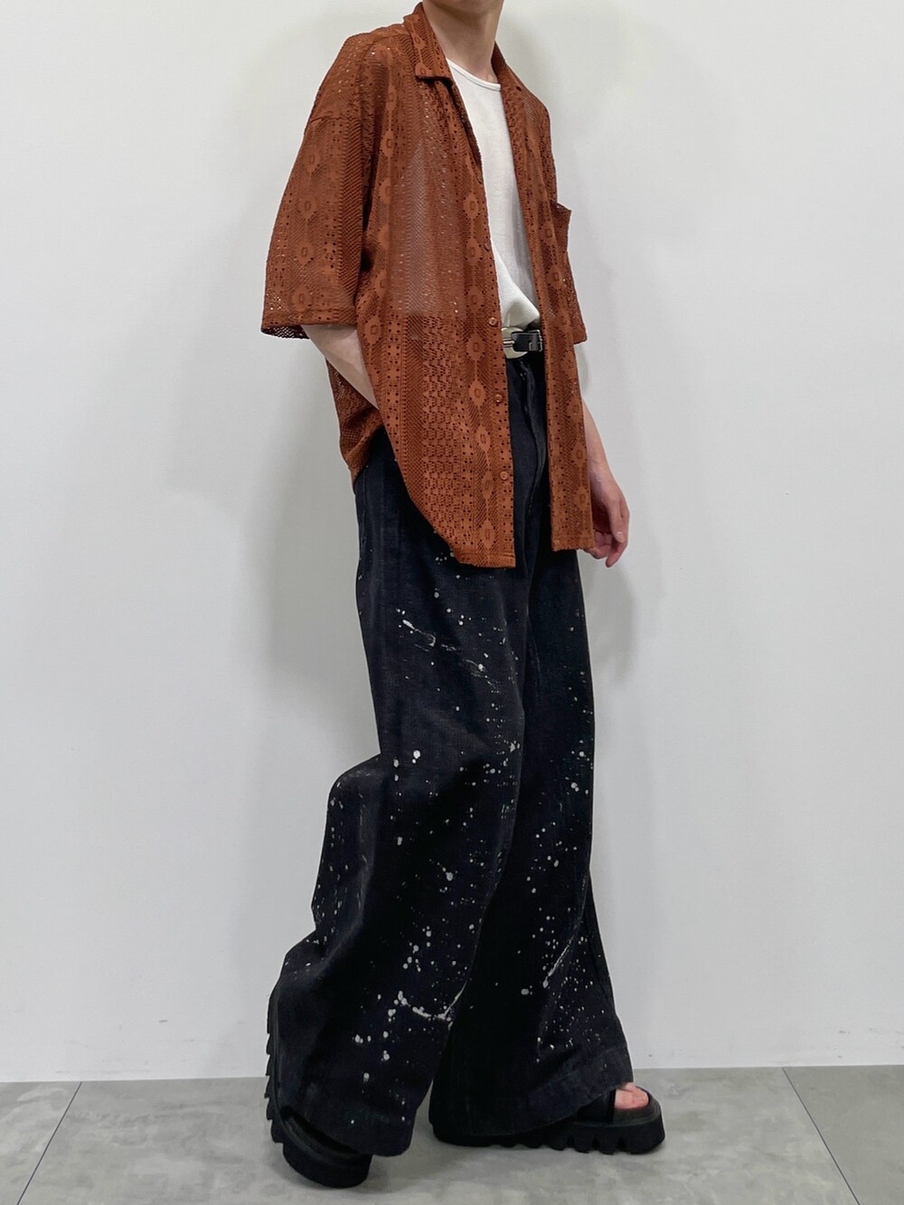 ブラウン系のシャツ/ブラウス、ホワイト系のタンクトップ、ブラック系のデニムパンツを着用したメンズの春コーディネートの3枚目の写真