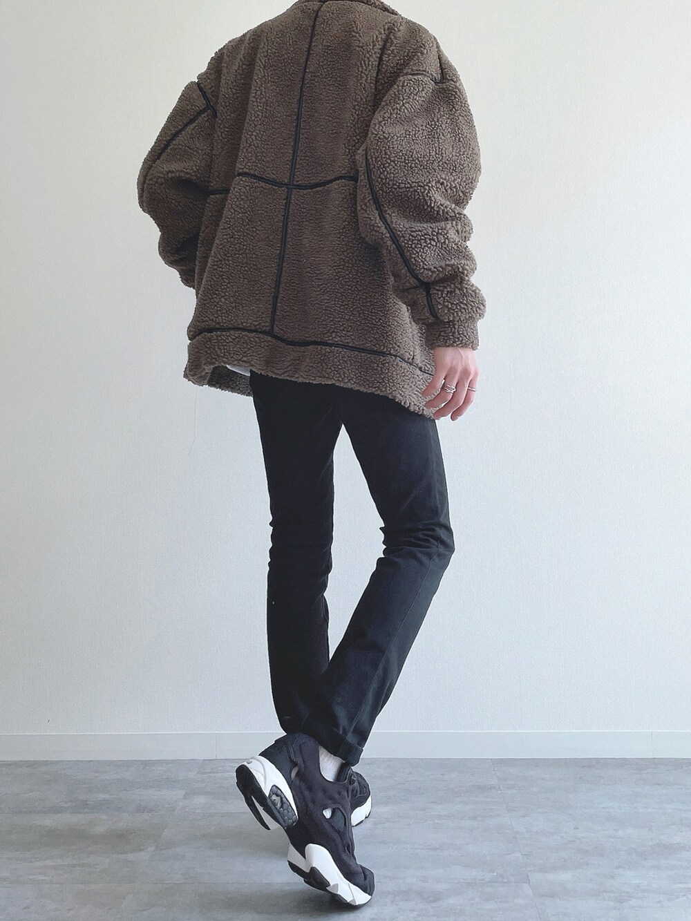 ブラウン系のその他アウター、ホワイト系のトップス、ブラック系のパンツを着用したメンズの冬コーディネートの4枚目の写真