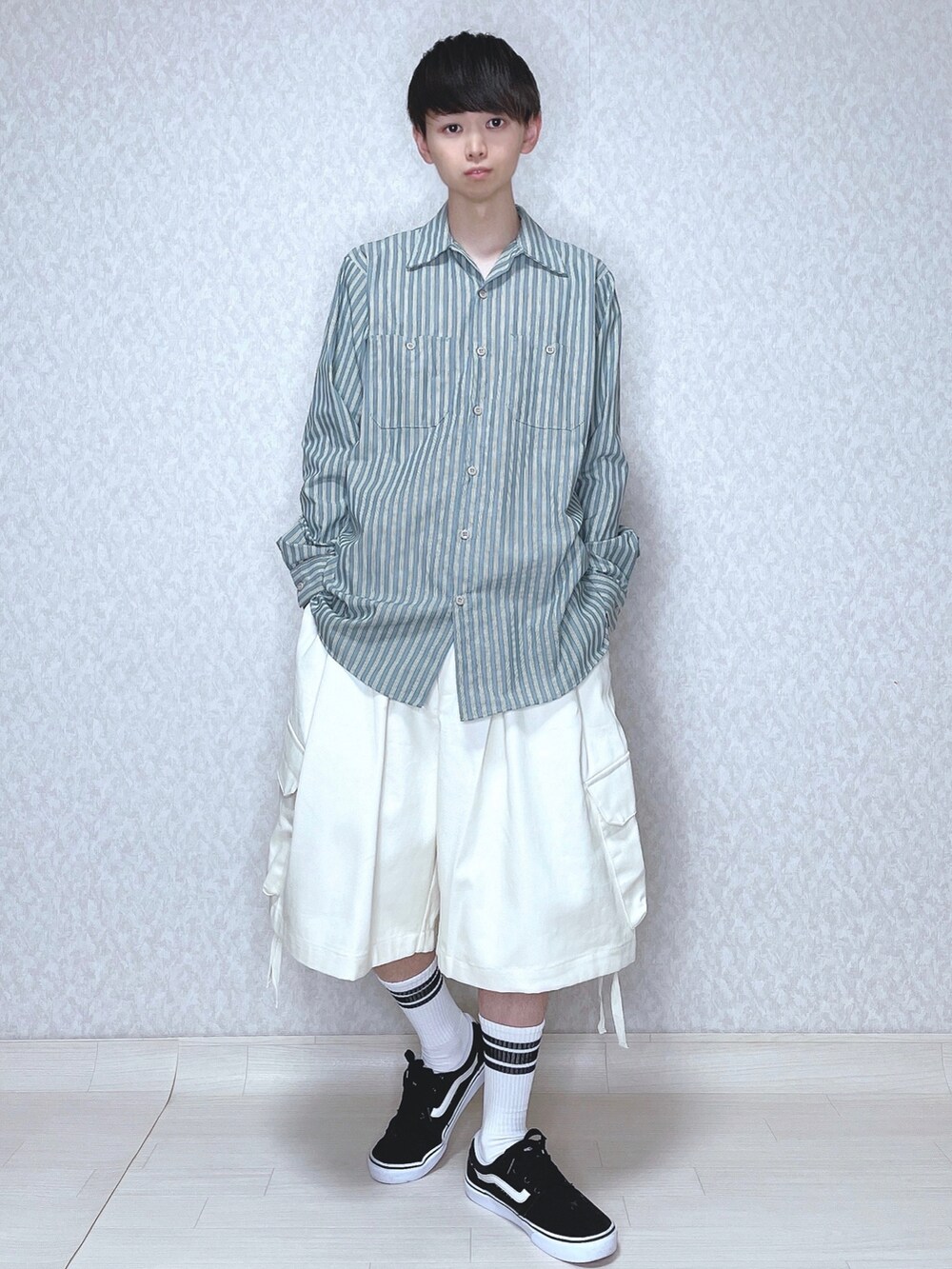 グリーン系のシャツ/ブラウス、ホワイト系のその他パンツ、ブラック系のスニーカーを着用したメンズの春コーディネートの2枚目の写真