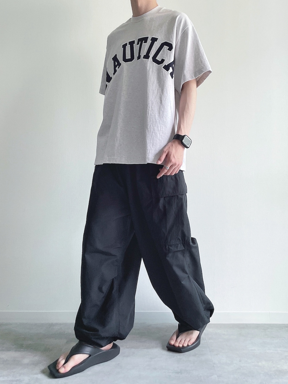 グレー系のTシャツ/カットソー、ブラック系のカーゴパンツ、ブラック系のサンダルを着用したメンズの夏コーディネートの5枚目の写真