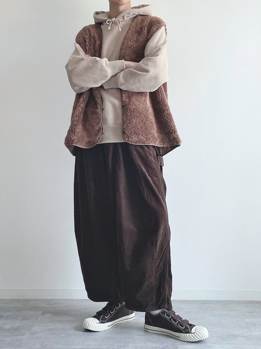 ブラウン系のベスト、ベージュ系のトップス、ブラウン系のその他パンツを着用したメンズの冬コーディネートの4枚目の写真