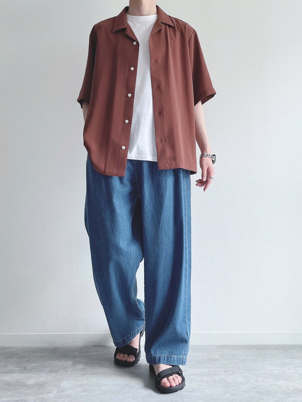 ブラウン系のトップス、ホワイト系のTシャツ/カットソー、ブルー系のデニムパンツを着用したメンズの夏コーディネートの2枚目の写真