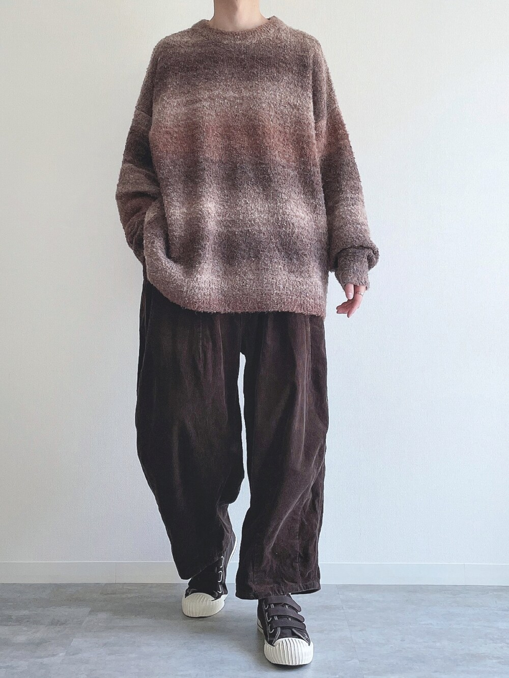 ブラウン系のニット/セーター、ブラウン系のその他パンツ、ブラウン系のスニーカーを着用したメンズの冬コーディネートの5枚目の写真