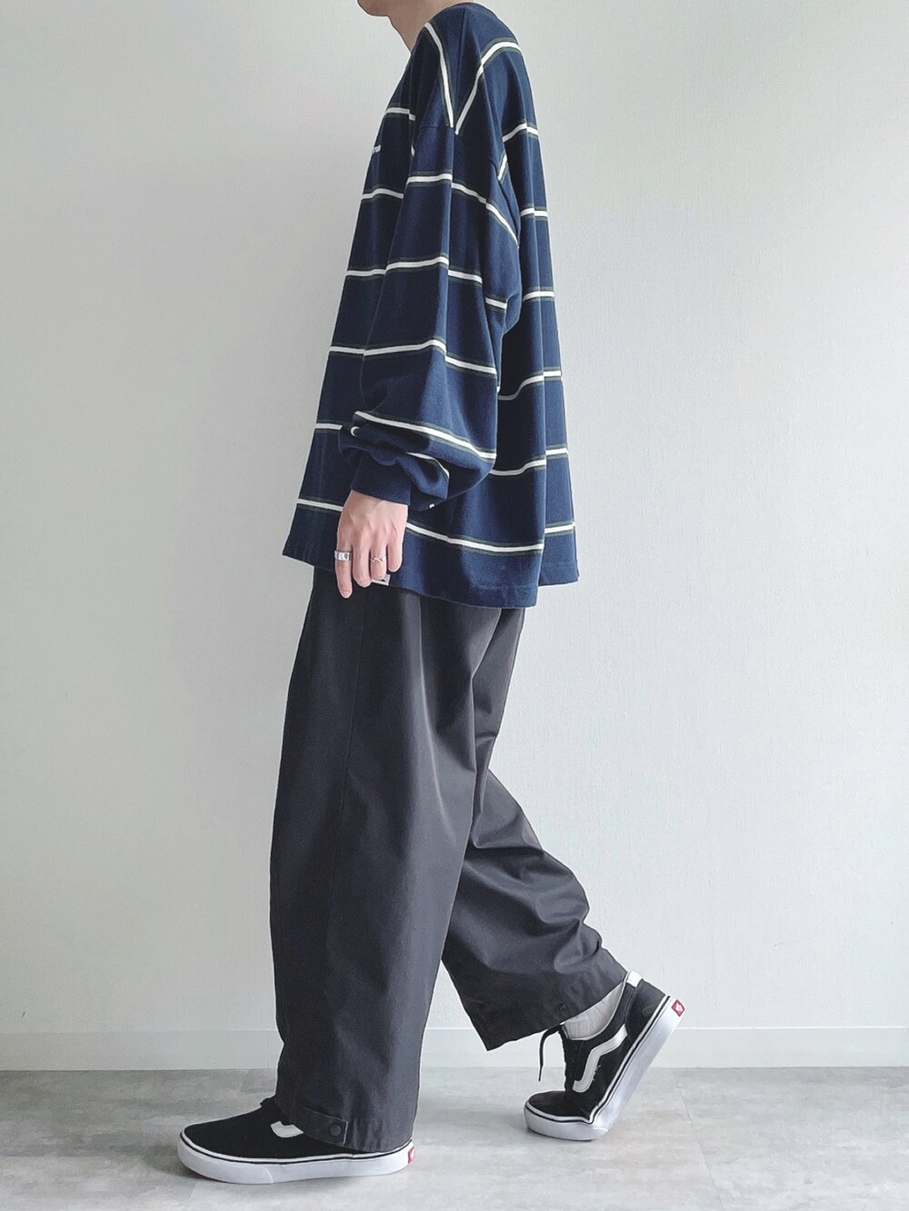 ブルー系のTシャツ/カットソー、ブラック系のその他パンツ、ブラック系のスニーカーを着用したメンズの秋コーディネートの3枚目の写真