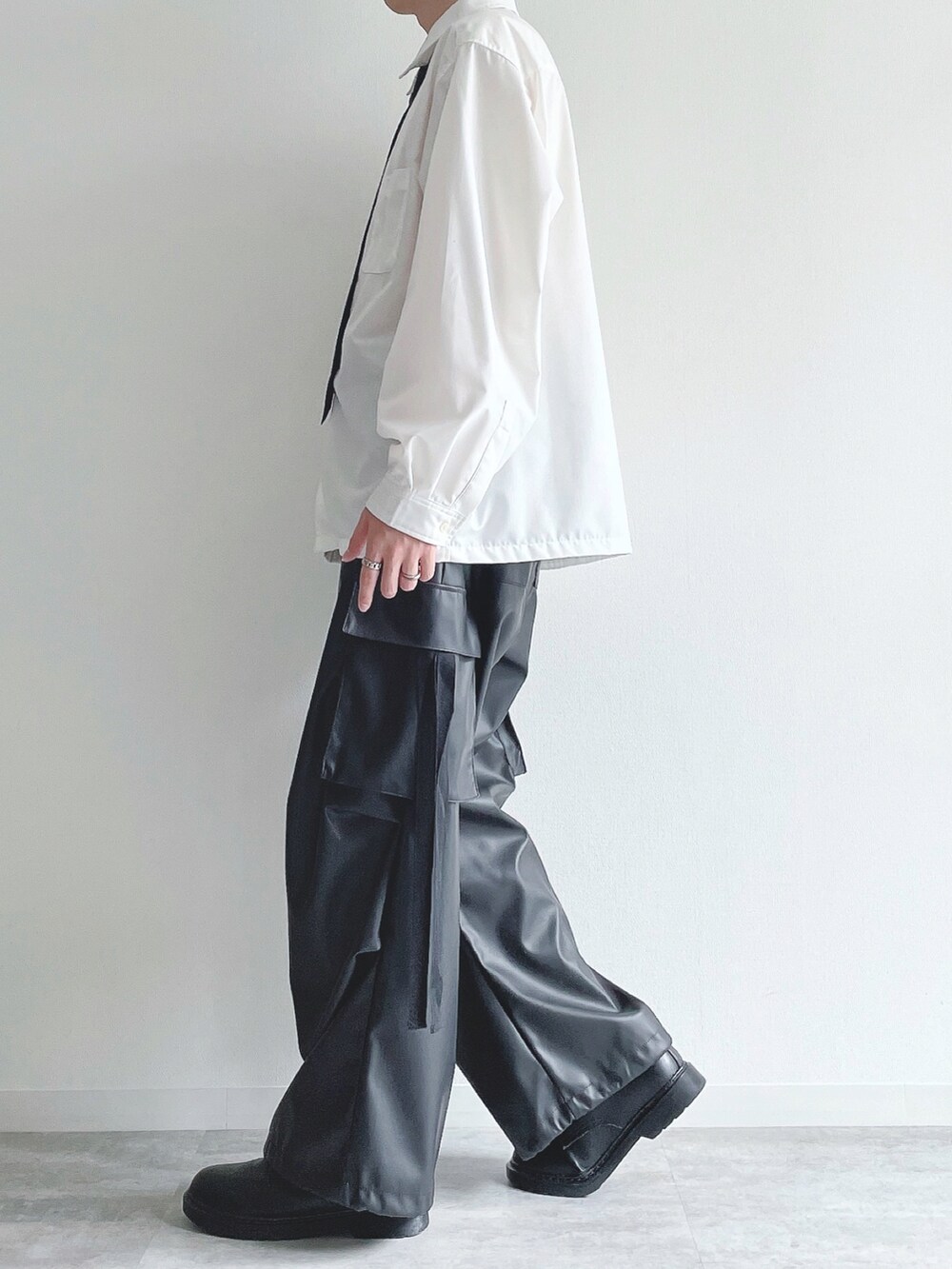 ホワイト系のシャツ/ブラウス、ブラック系のカーゴパンツ、ブラック系のドレスシューズを着用したメンズの秋コーディネートの3枚目の写真