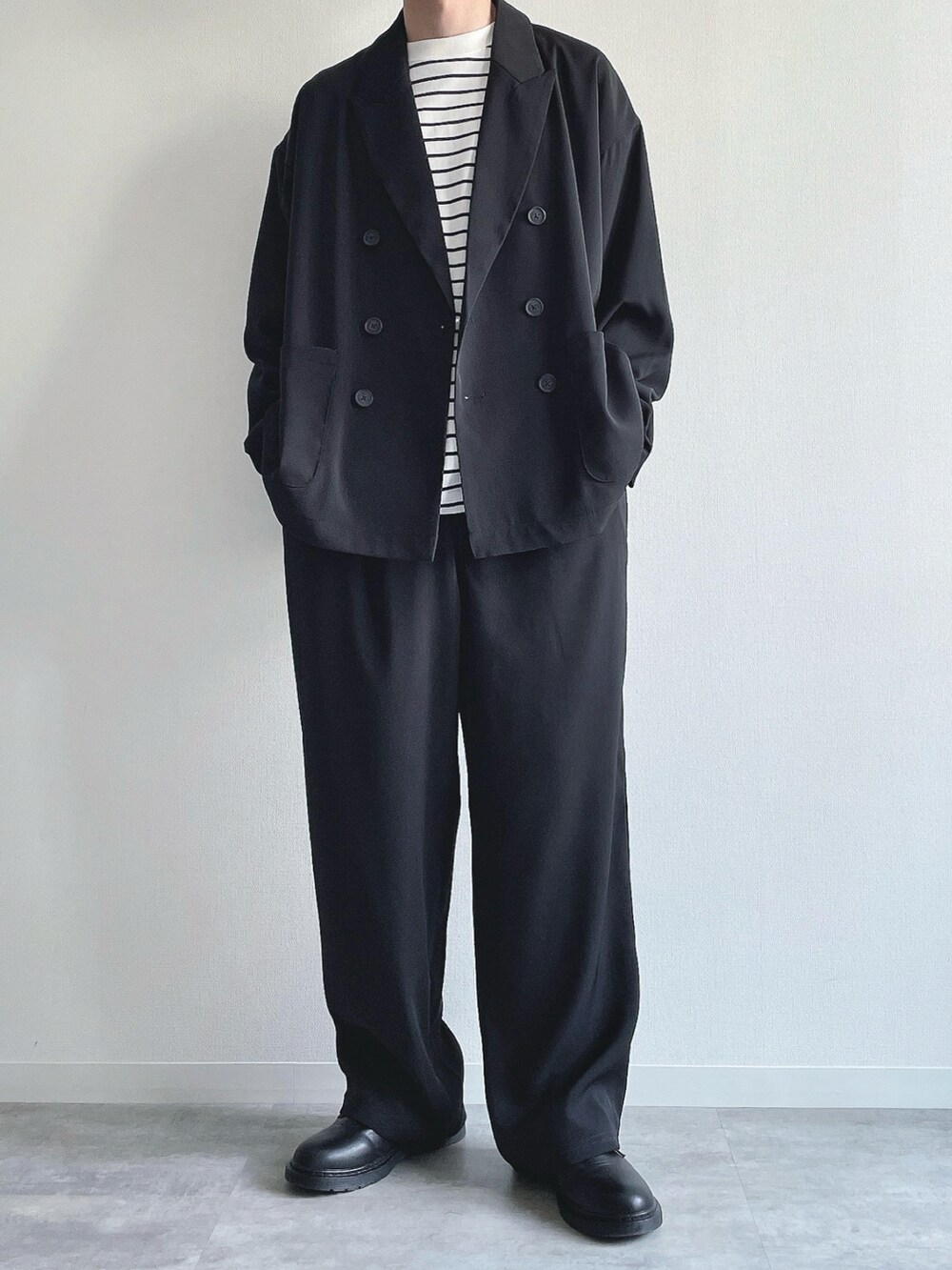 ブラック系のセットアップ、ホワイト系のTシャツ/カットソー、ブラック系のシューズを着用したメンズの春コーディネートの5枚目の写真