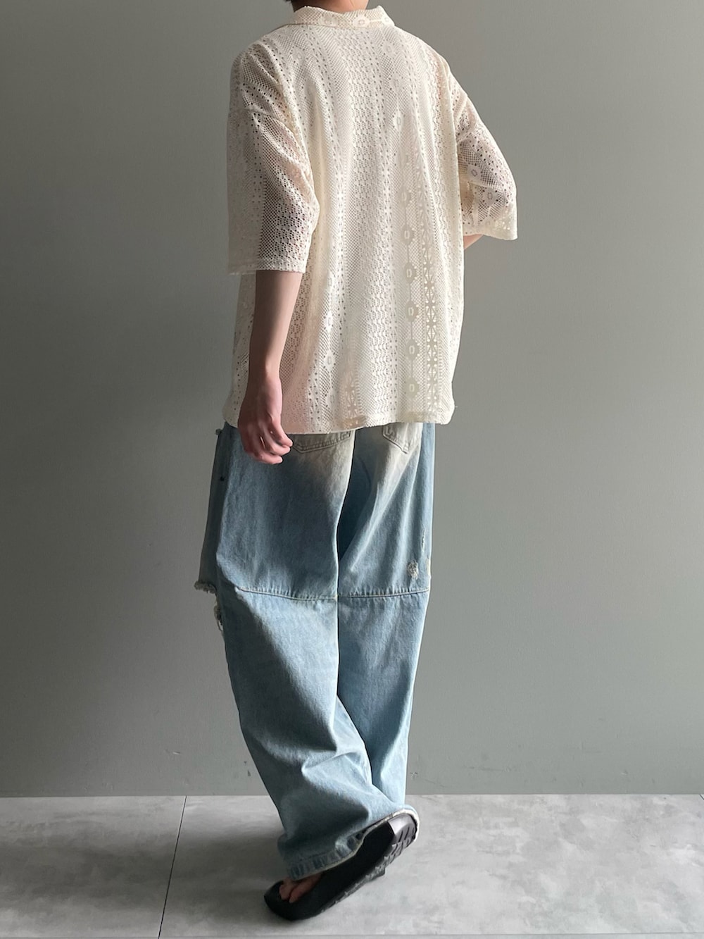 ホワイト系のシャツ/ブラウス、ホワイト系のタンクトップ、ブルー系のデニムパンツを着用したメンズの春コーディネートの4枚目の写真