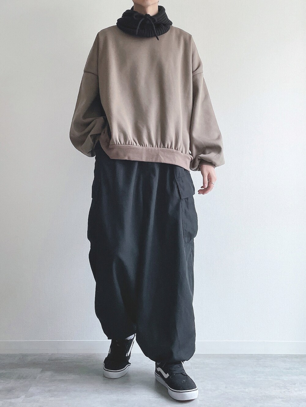 ブラウン系のスウェット、ブラック系のその他パンツ、ブラック系のスニーカーを着用したメンズの冬コーディネートの4枚目の写真