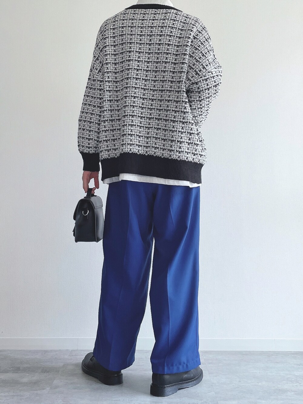 ブラック系のカーディガン/ボレロ、ホワイト系のシャツ/ブラウス、ブルー系のスラックスを着用したメンズの春コーディネートの3枚目の写真