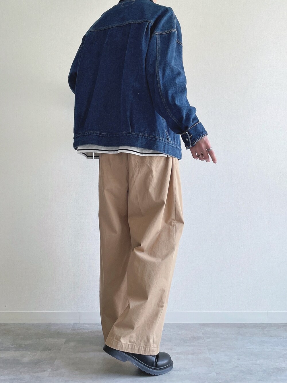 ブルー系のジャケット/アウター、ホワイト系のTシャツ/カットソー、ベージュ系のチノパンツを着用したメンズの春コーディネートの4枚目の写真