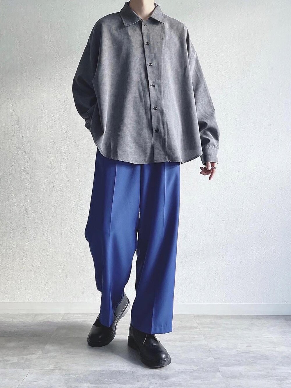 ブルー系のシャツ/ブラウス、ブルー系のスラックス、ブラック系のドレスシューズを着用したメンズの秋コーディネートの4枚目の写真