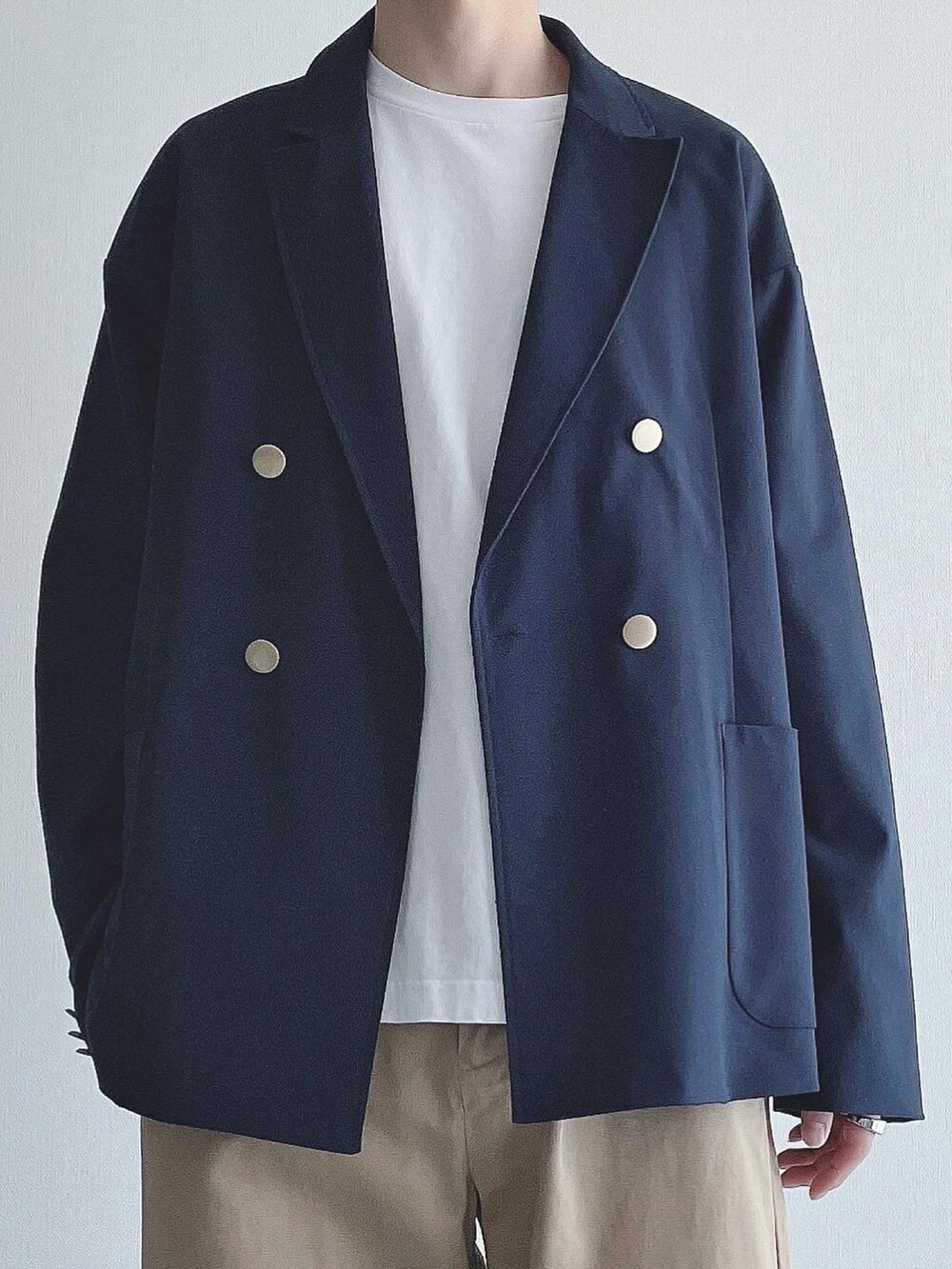 ブルー系のテーラードジャケット、ホワイト系のTシャツ/カットソー、ベージュ系のその他パンツを着用したメンズの秋コーディネートの3枚目の写真