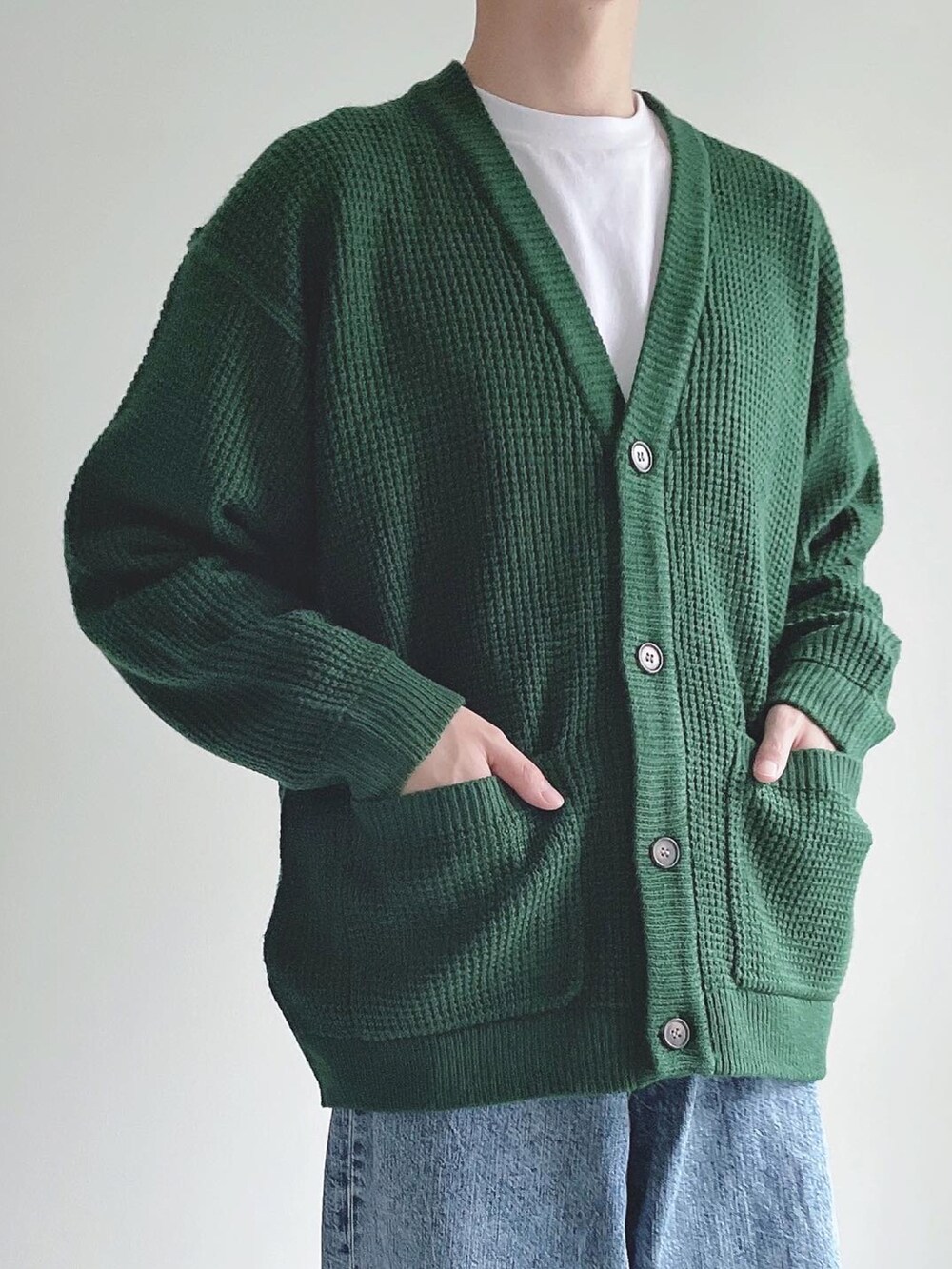 グリーン系のトップス、ホワイト系のTシャツ/カットソー、ブルー系のパンツを着用したメンズの秋コーディネートの5枚目の写真