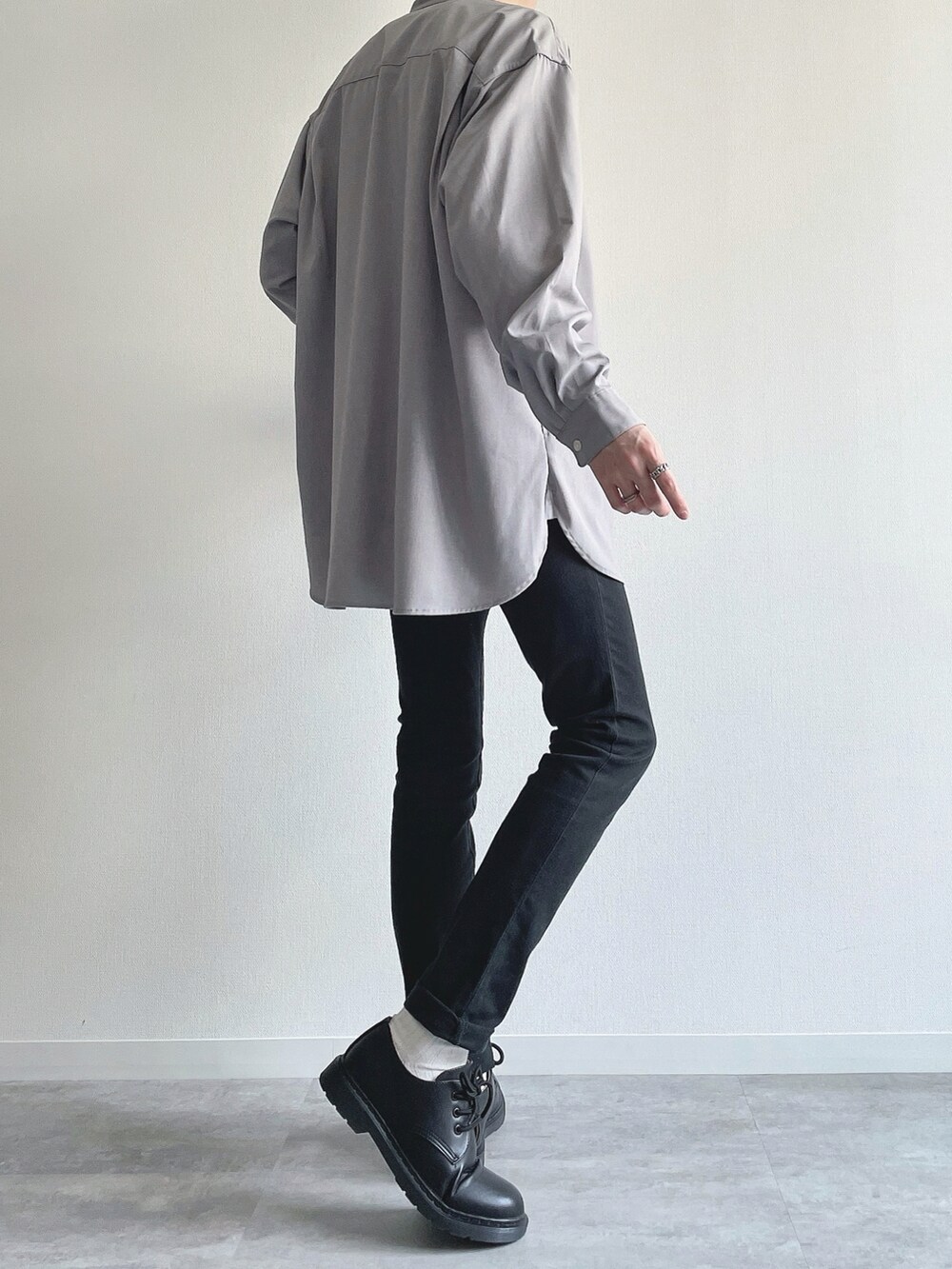 グレー系のトップス、ホワイト系のTシャツ/カットソー、ブラック系のパンツを着用したメンズの春コーディネートの4枚目の写真