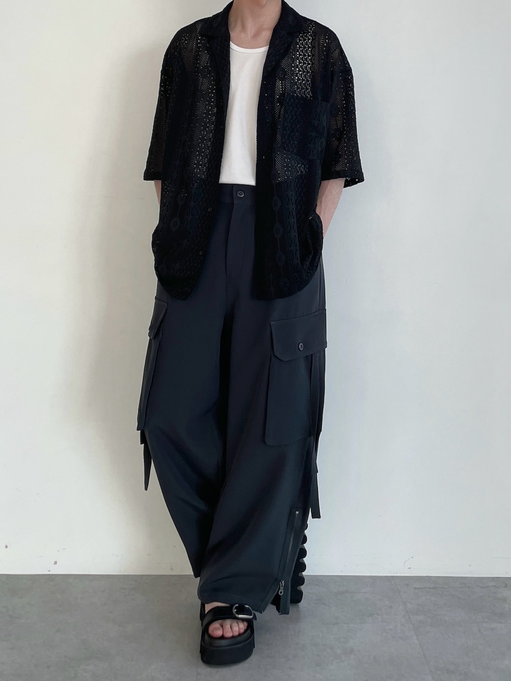 ブラック系のシャツ/ブラウス、ホワイト系のタンクトップ、グレー系のその他パンツを着用したメンズの春コーディネートの5枚目の写真