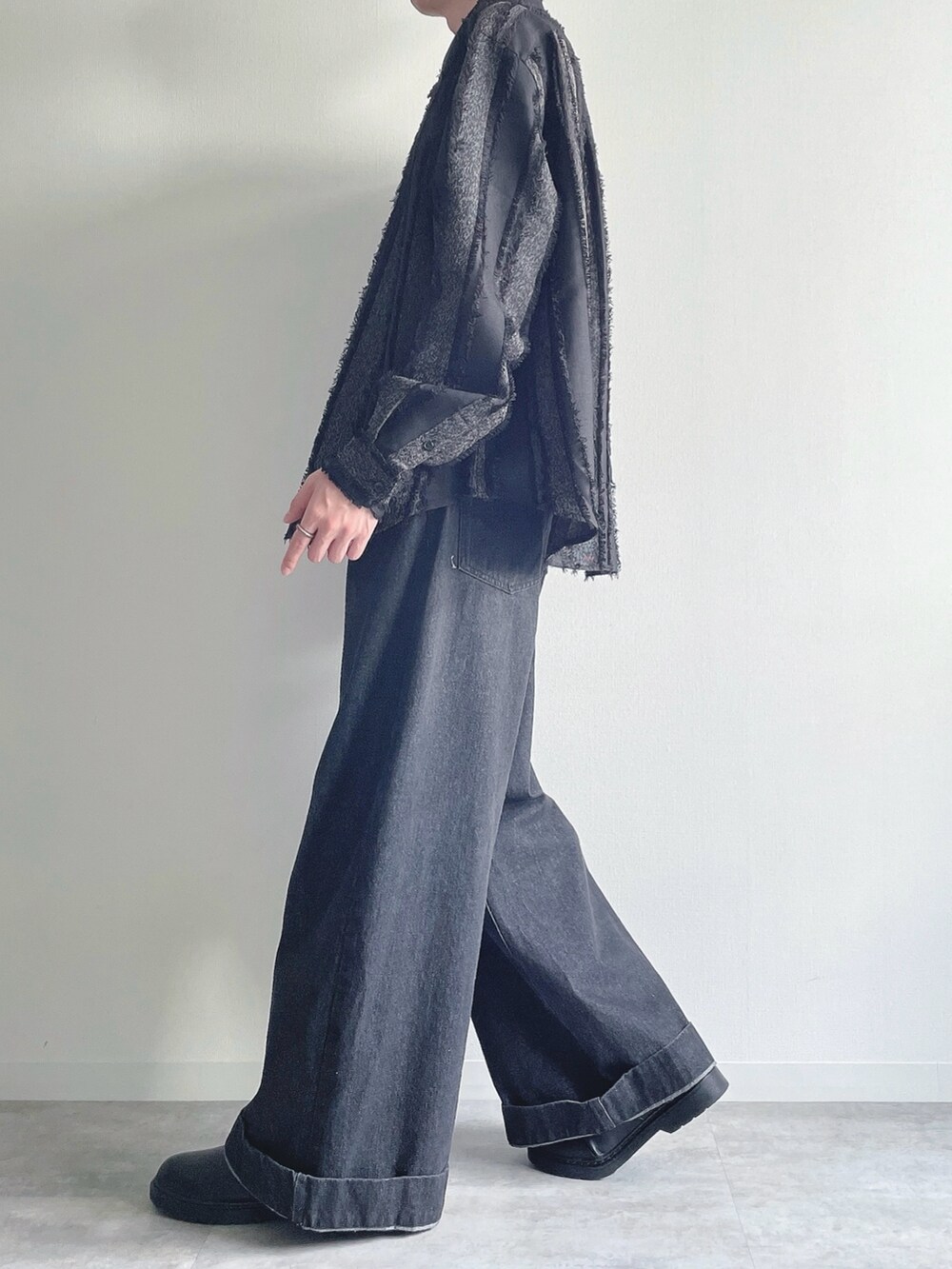 ブラック系のシャツ/ブラウス、ブラック系のデニムパンツ、ブラック系のシューズを着用したメンズの秋コーディネートの3枚目の写真