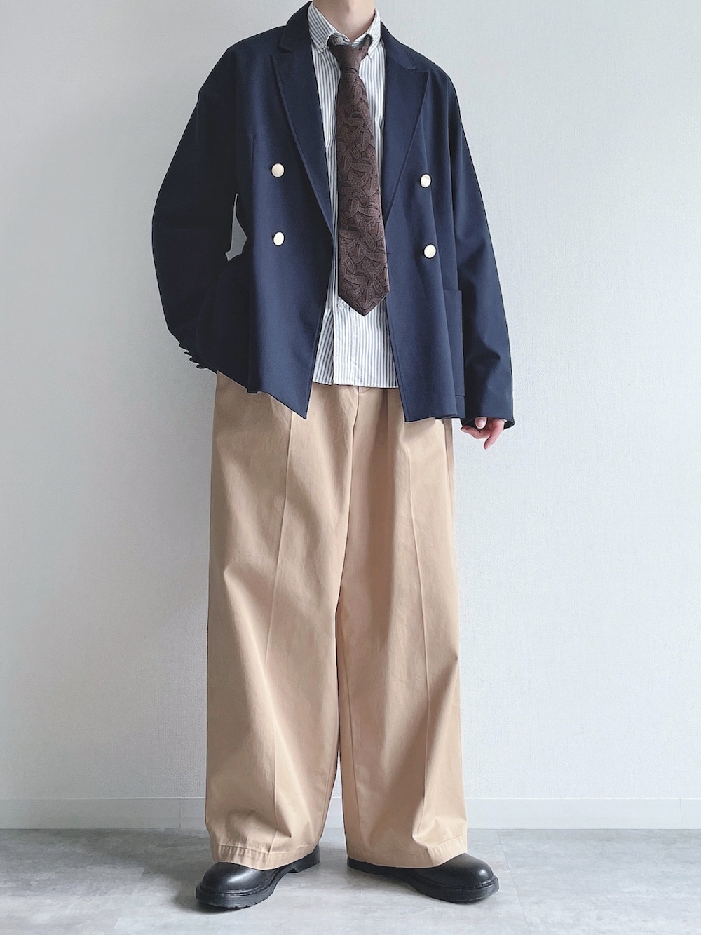 ブルー系のテーラードジャケット、ホワイト系のシャツ/ブラウス、ベージュ系のチノパンツを着用したメンズの秋コーディネートの5枚目の写真