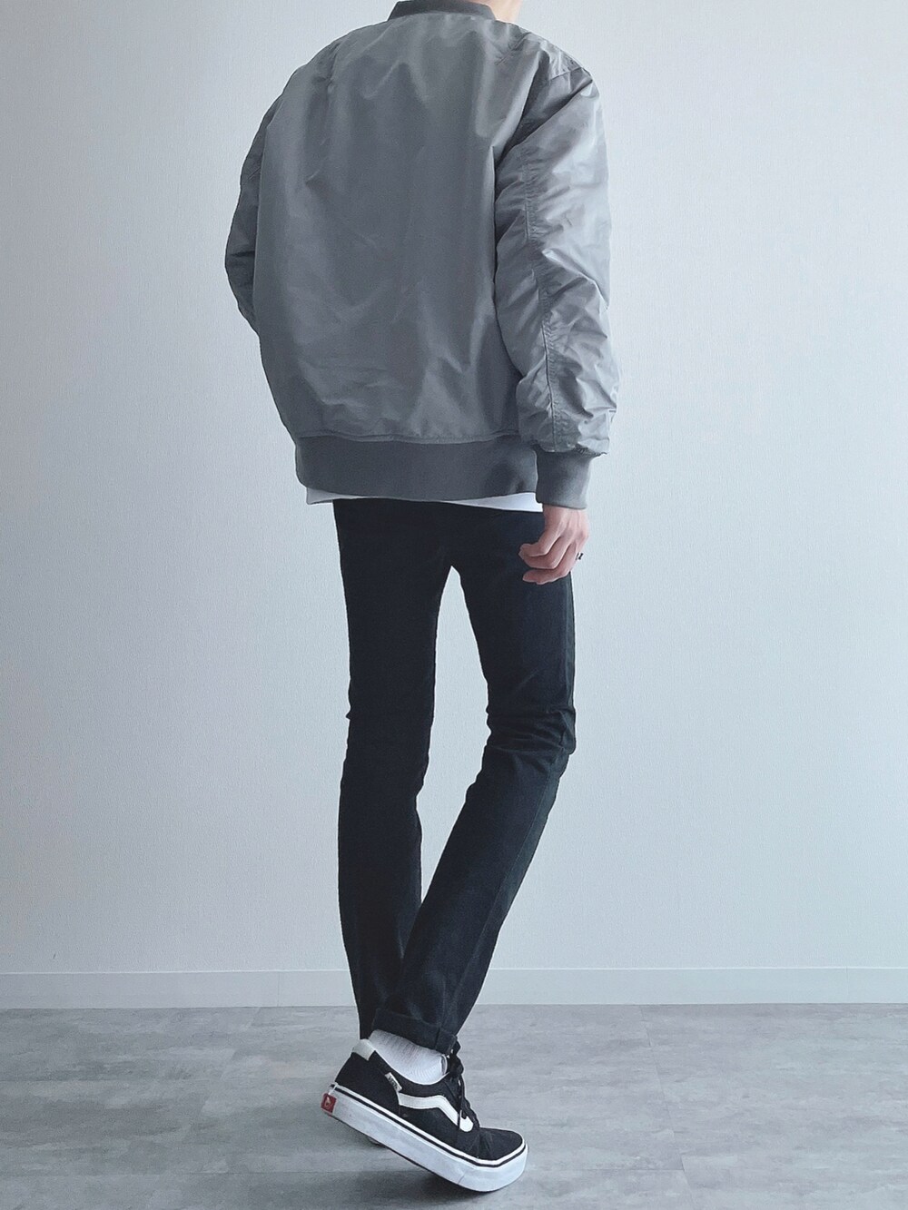 グレー系のジャケット/アウター、ホワイト系のトップス、ブラック系のパンツを着用したメンズの秋コーディネートの3枚目の写真