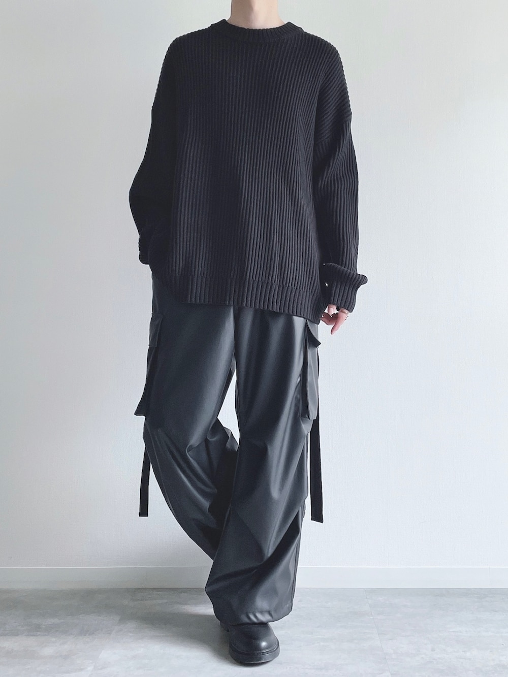 ブラック系のニット/セーター、ブラック系のカーゴパンツ、ブラック系のシューズを着用したメンズの秋コーディネートの2枚目の写真