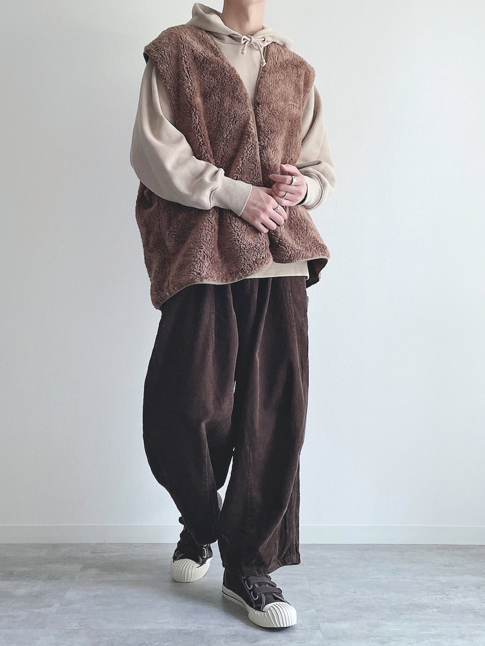 ブラウン系のベスト、ベージュ系のトップス、ブラウン系のその他パンツを着用したメンズの冬コーディネートの5枚目の写真