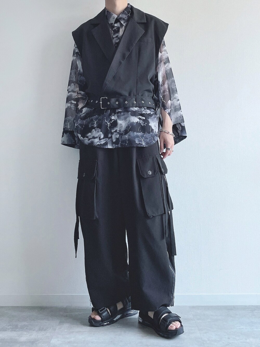 ブラック系のシャツ/ブラウス、ブラック系のベスト、ブラック系のカーゴパンツを着用したメンズの秋コーディネートの2枚目の写真