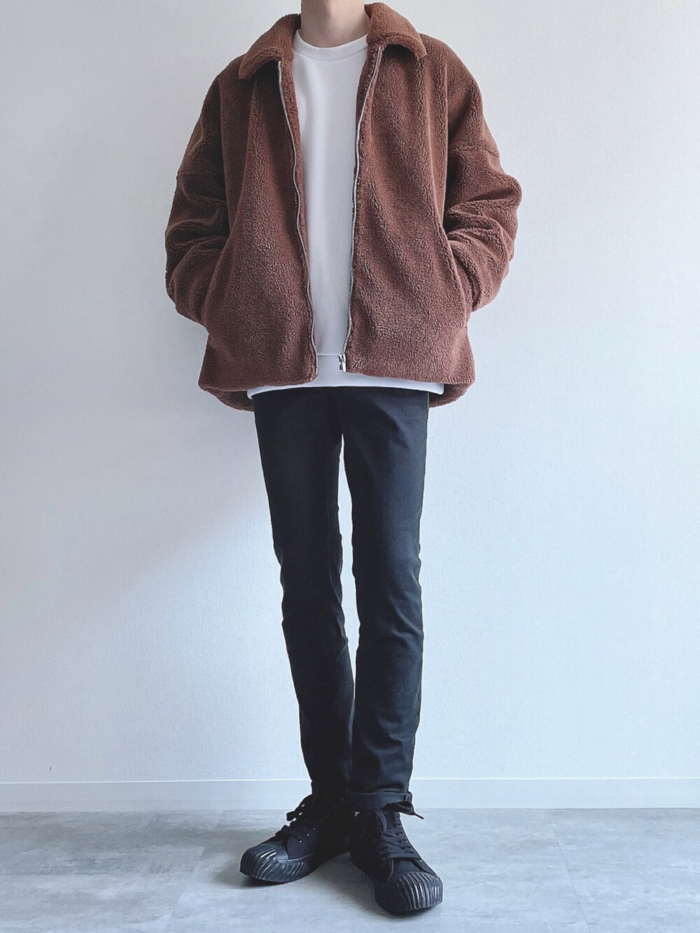 ブラウン系のジャケット/アウター、ホワイト系のトップス、ブラック系のパンツを着用したメンズの冬コーディネートの2枚目の写真