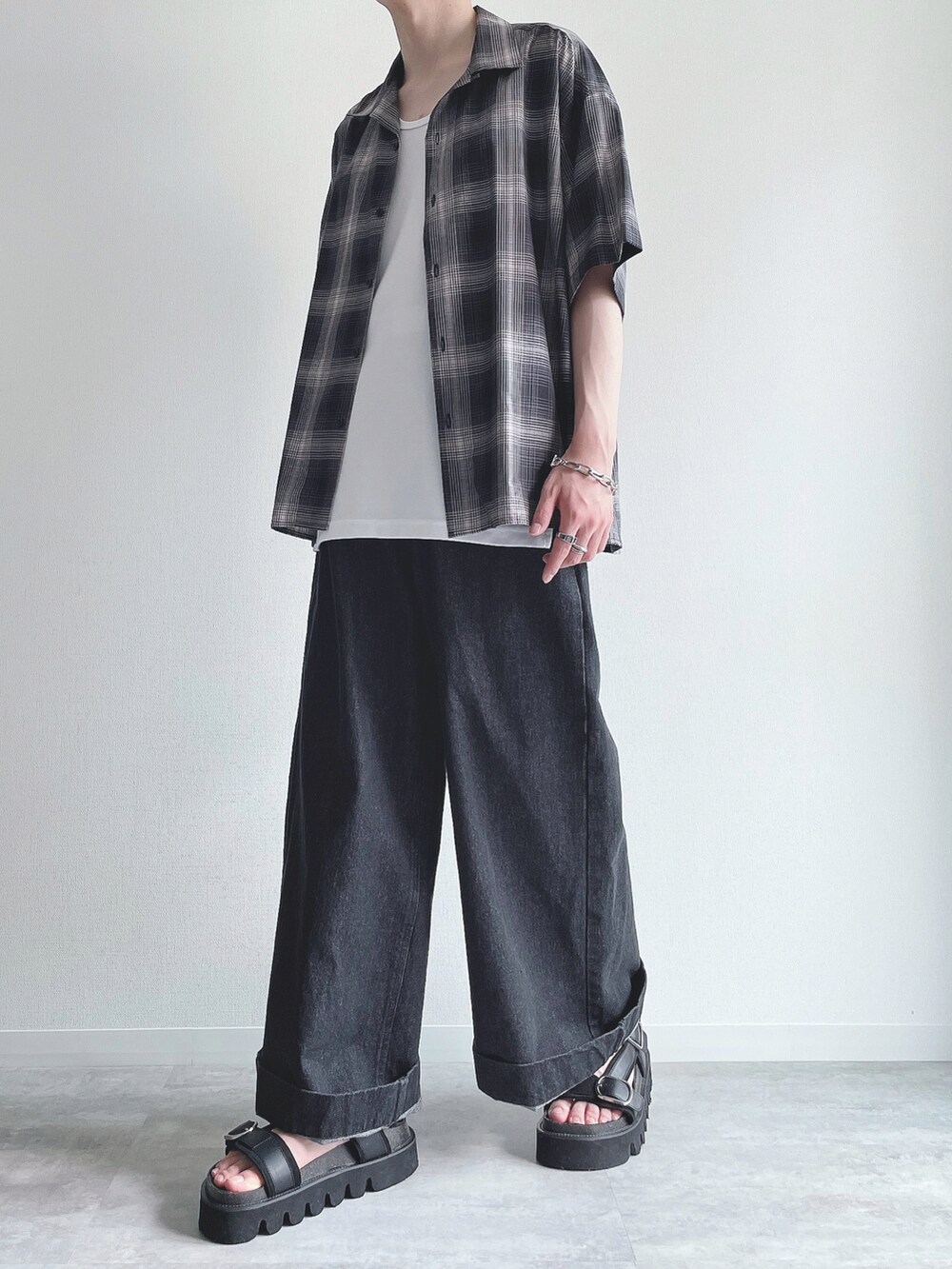 ブラック系のシャツ/ブラウス、ホワイト系のタンクトップ、ブラック系のデニムパンツを着用したメンズの夏コーディネートの5枚目の写真