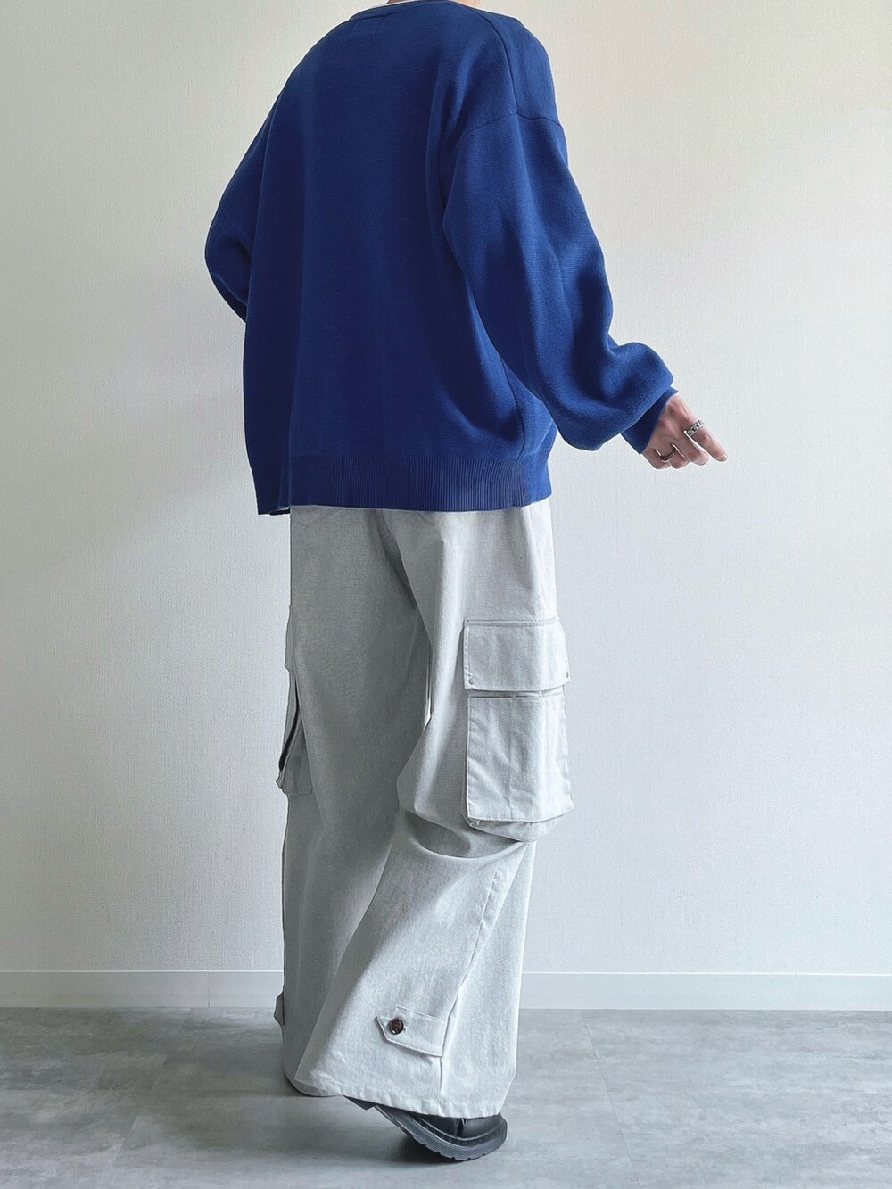 ブルー系のカーディガン/ボレロ、ホワイト系のTシャツ/カットソー、ホワイト系のカーゴパンツを着用したメンズの春コーディネートの4枚目の写真