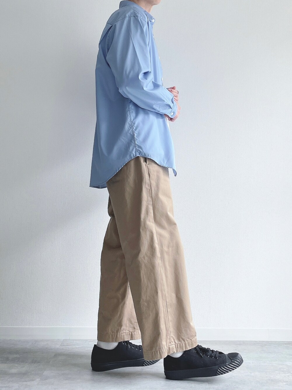 ブルー系のトップス、ベージュ系のその他パンツ、ブラック系のスニーカーを着用したメンズの春コーディネートの2枚目の写真