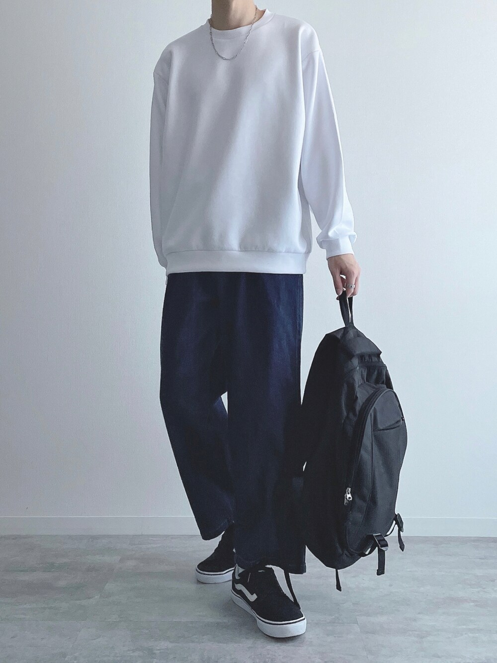 ホワイト系のトップス、ブルー系のその他パンツ、ブラック系のスニーカーを着用したメンズの秋コーディネートの2枚目の写真