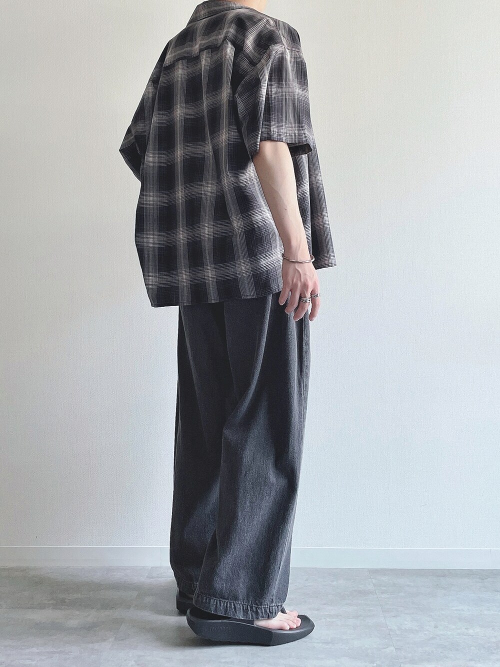 ブラック系のシャツ/ブラウス、ブラック系のタンクトップ、ブラック系のデニムパンツを着用したメンズの夏コーディネートの4枚目の写真