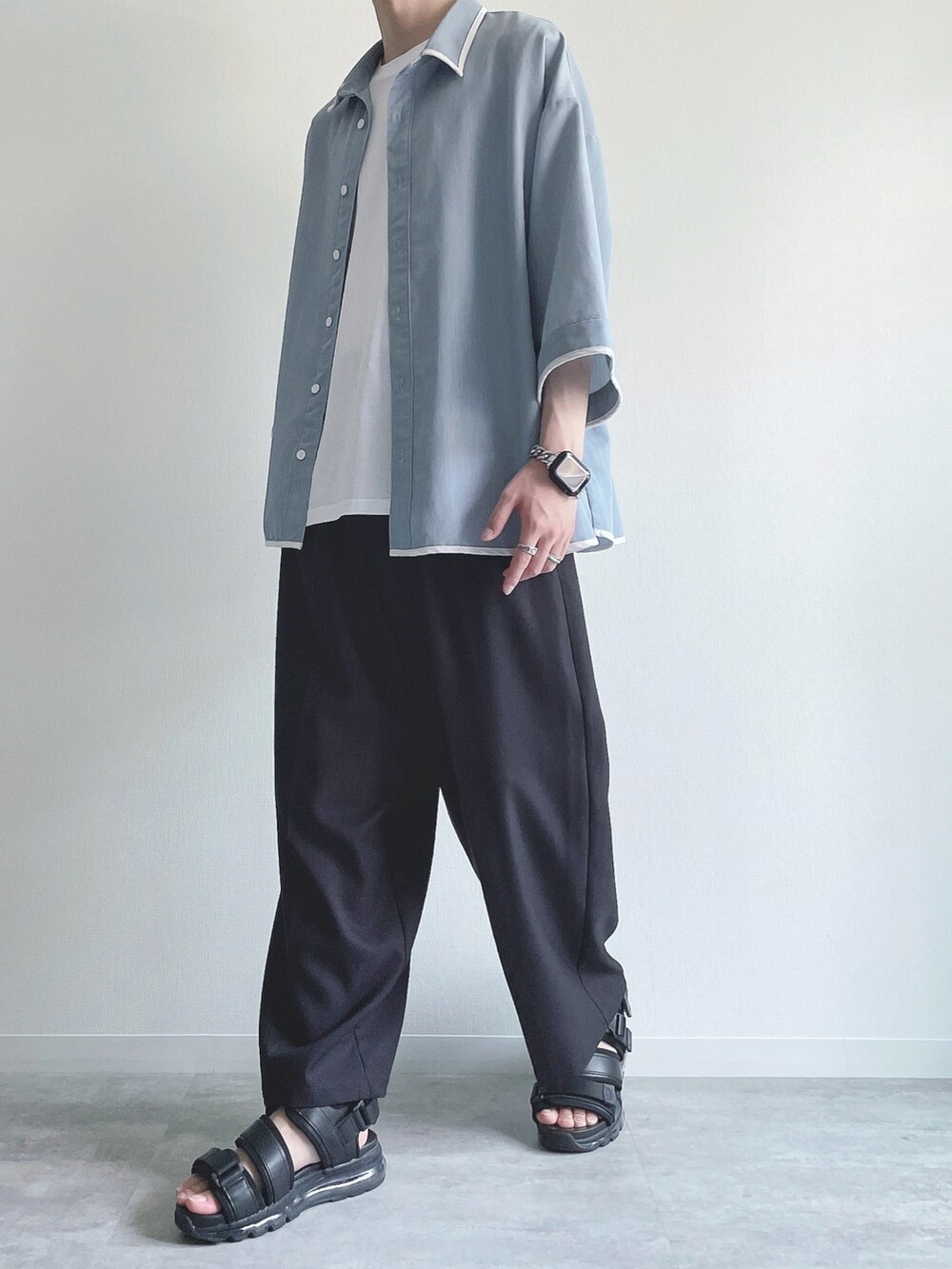 ブルー系のシャツ/ブラウス、ホワイト系のTシャツ/カットソー、ブラック系のスラックスを着用したメンズの夏コーディネートの5枚目の写真