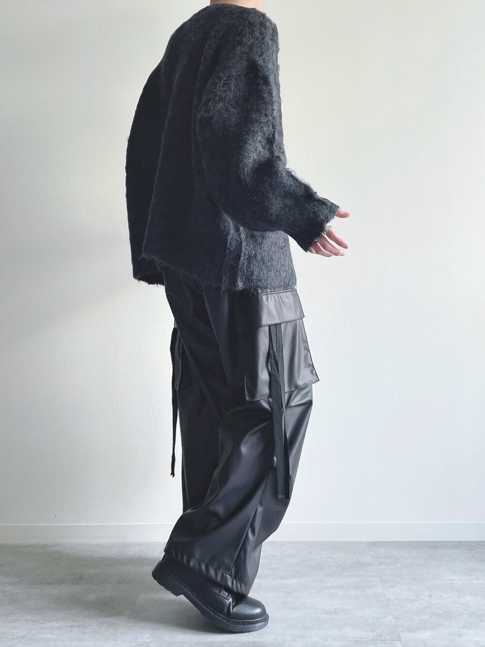 ブルー系のニット/セーター、ブラック系のカーゴパンツ、ブラック系のシューズを着用したメンズの冬コーディネートの4枚目の写真