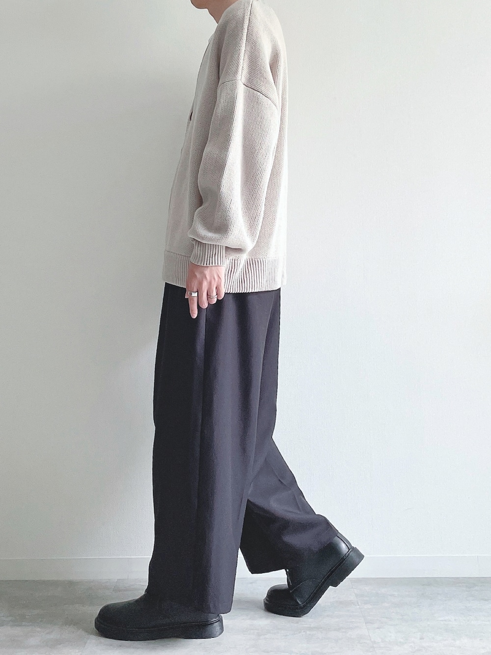 グレー系のカーディガン/ボレロ、ホワイト系のTシャツ/カットソー、ブラック系のスラックスを着用したメンズの秋コーディネートの3枚目の写真