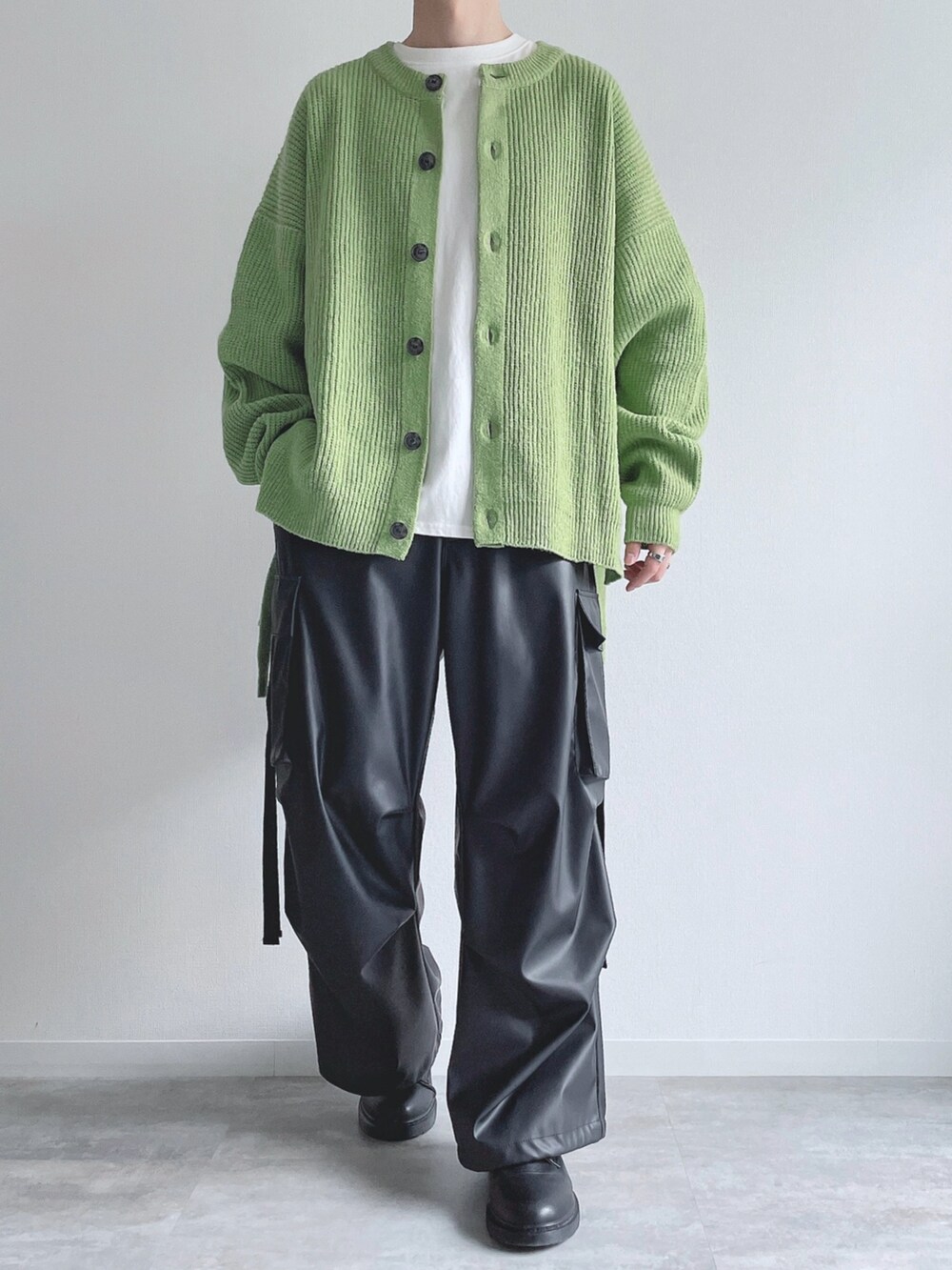 グリーン系のカーディガン/ボレロ、ホワイト系のTシャツ/カットソー、ブラック系のカーゴパンツを着用したメンズの秋コーディネートの2枚目の写真