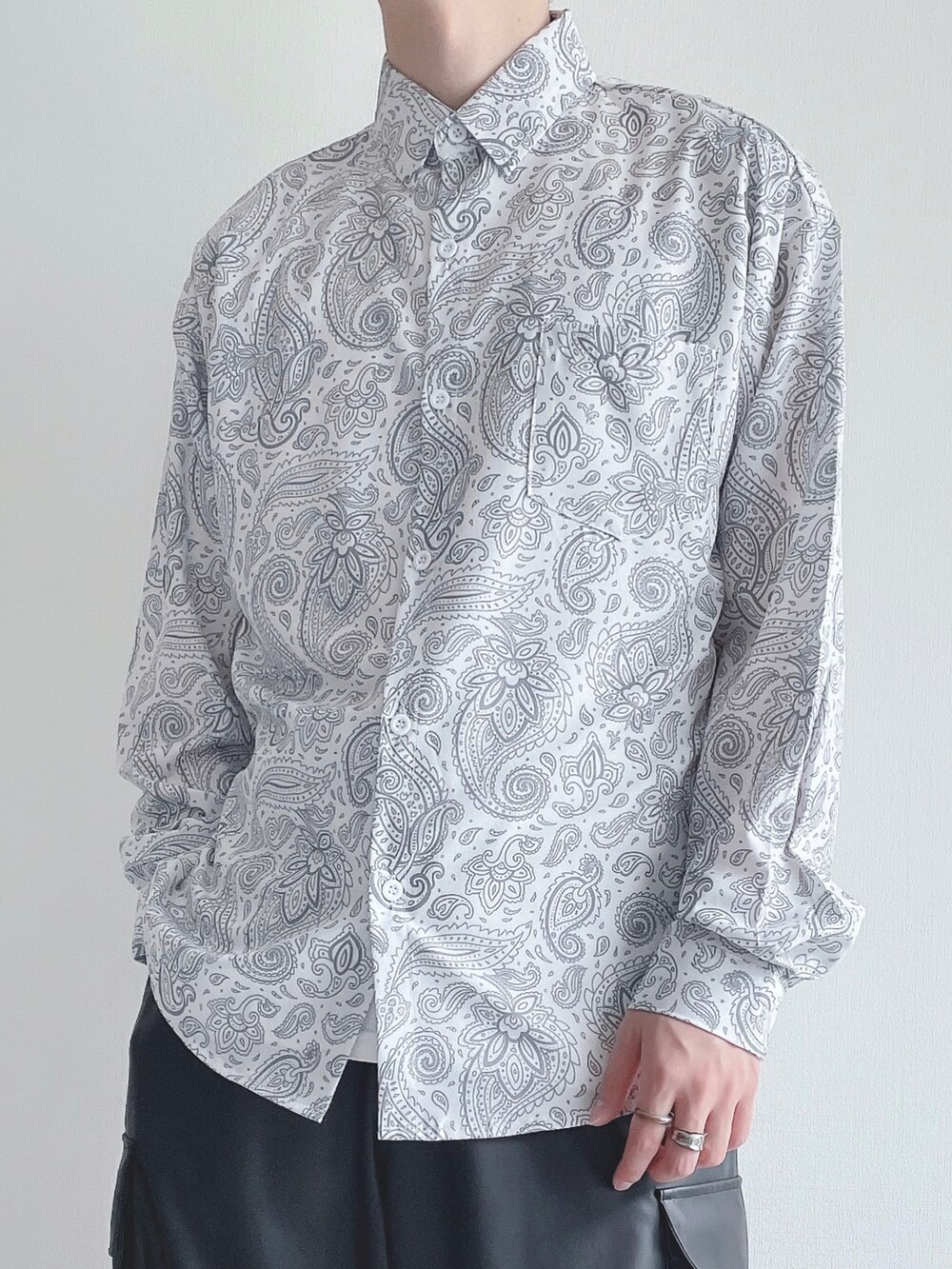 ホワイト系のシャツ/ブラウス、ホワイト系のTシャツ/カットソー、ブラック系のカーゴパンツを着用したメンズの秋コーディネートの4枚目の写真