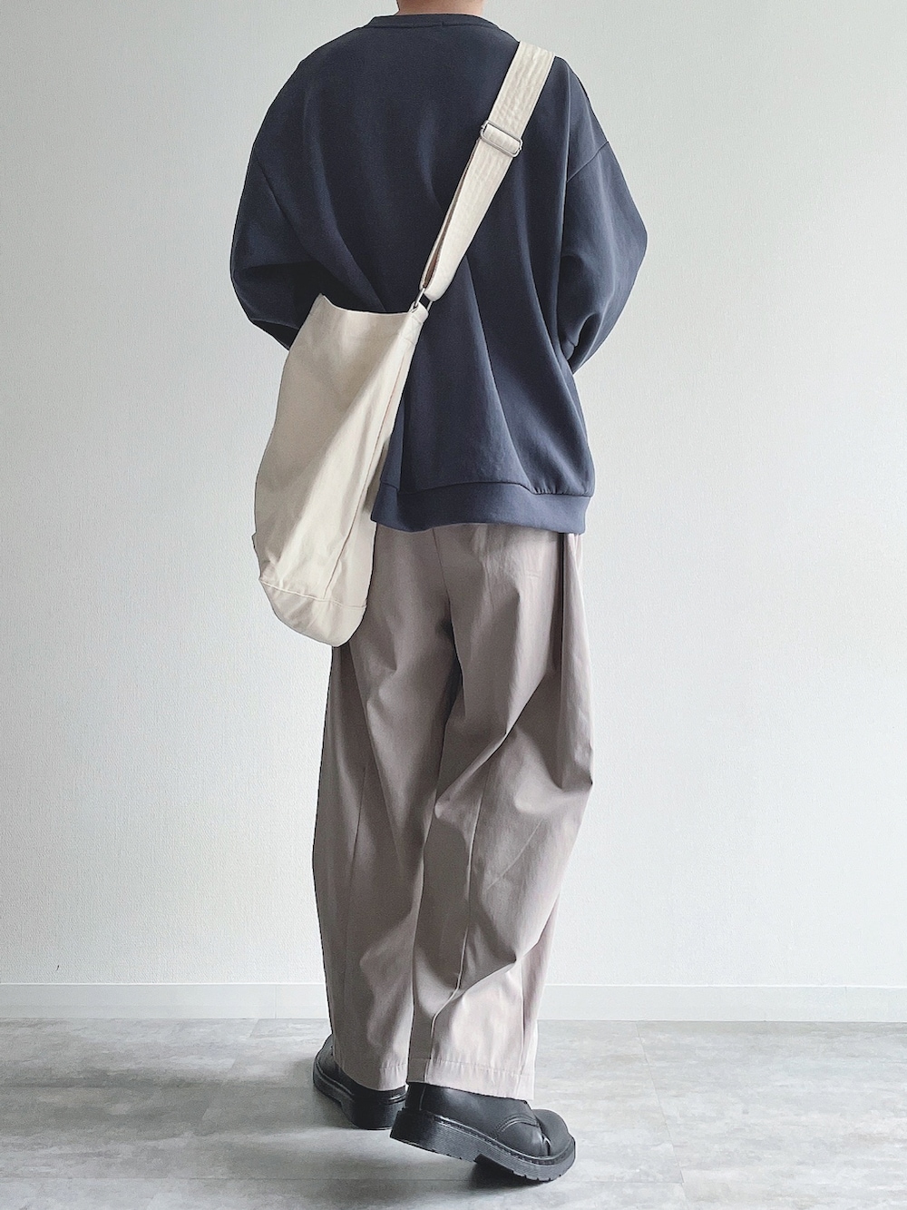 ブルー系のトップス、ベージュ系のその他パンツ、ブラック系のドレスシューズを着用したメンズの冬コーディネートの3枚目の写真