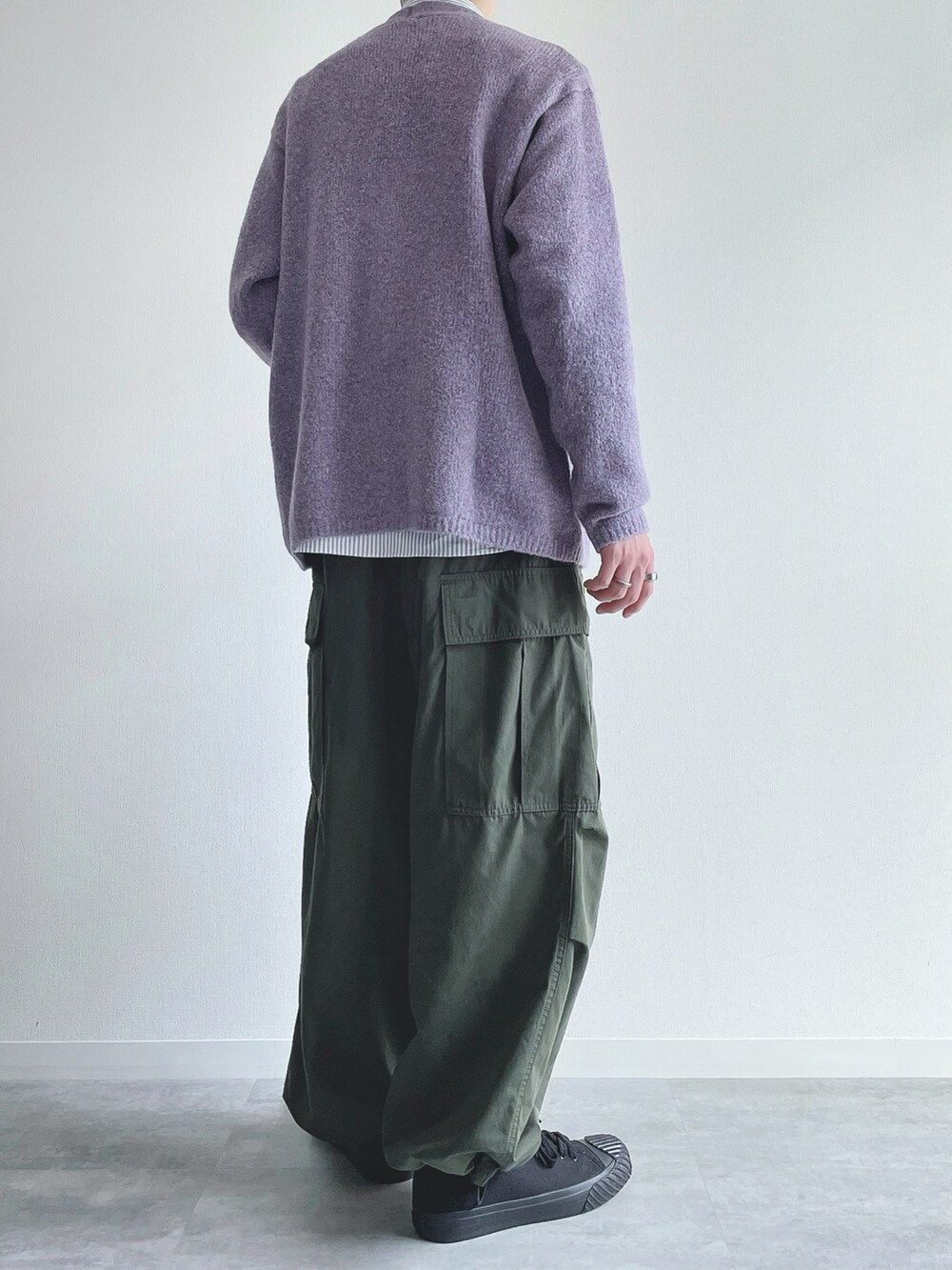 パープル系のトップス、ホワイト系のシャツ/ブラウス、グリーン系のカーゴパンツを着用したメンズの秋コーディネートの4枚目の写真