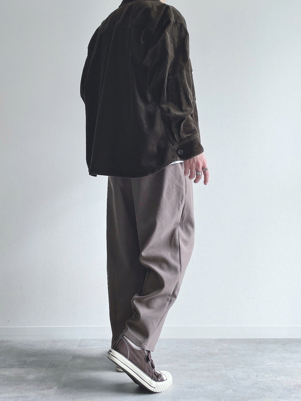 グリーン系のトップス、ホワイト系のTシャツ/カットソー、グリーン系のパンツを着用したメンズの秋コーディネートの3枚目の写真