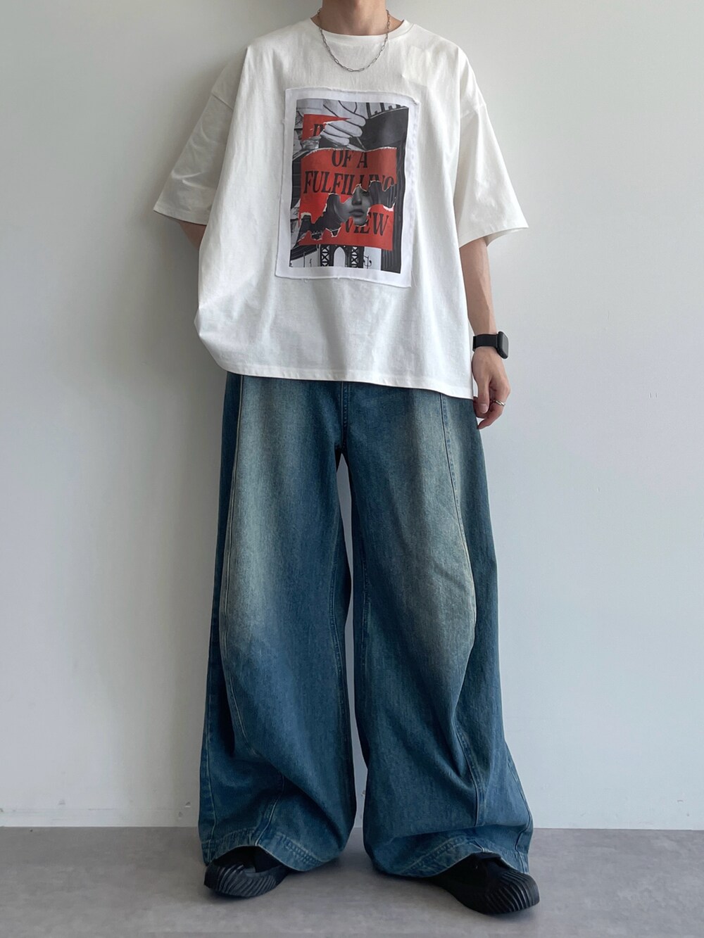 ホワイト系のTシャツ/カットソー、ブルー系のデニムパンツ、ブラック系のスニーカーを着用したメンズの夏コーディネートの2枚目の写真