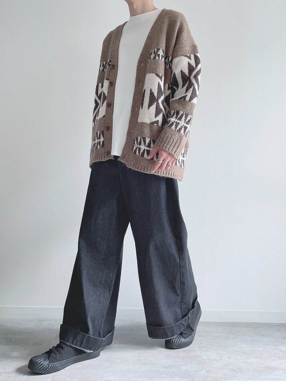 ベージュ系のカーディガン/ボレロ、ホワイト系のTシャツ/カットソー、ブラック系のデニムパンツを着用したメンズの秋コーディネートの5枚目の写真
