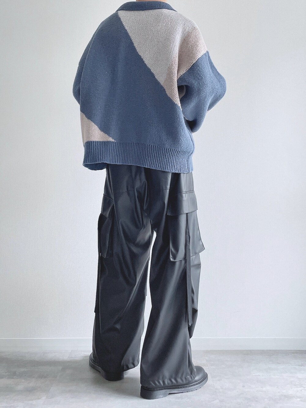 ブルー系のカーディガン/ボレロ、ブラック系のカーゴパンツ、ブラック系のシューズを着用したメンズの冬コーディネートの4枚目の写真