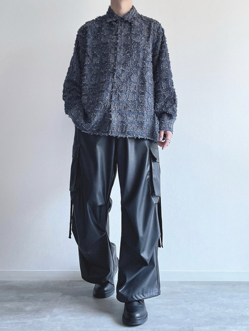 ブルー系のシャツ/ブラウス、ブラック系のカーゴパンツ、ブラック系のシューズを着用したメンズの冬コーディネートの2枚目の写真