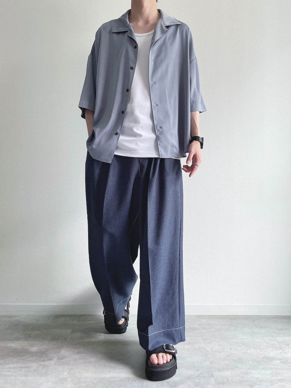 ブルー系のシャツ/ブラウス、ホワイト系のタンクトップ、ブルー系のデニムパンツを着用したメンズの春コーディネートの2枚目の写真