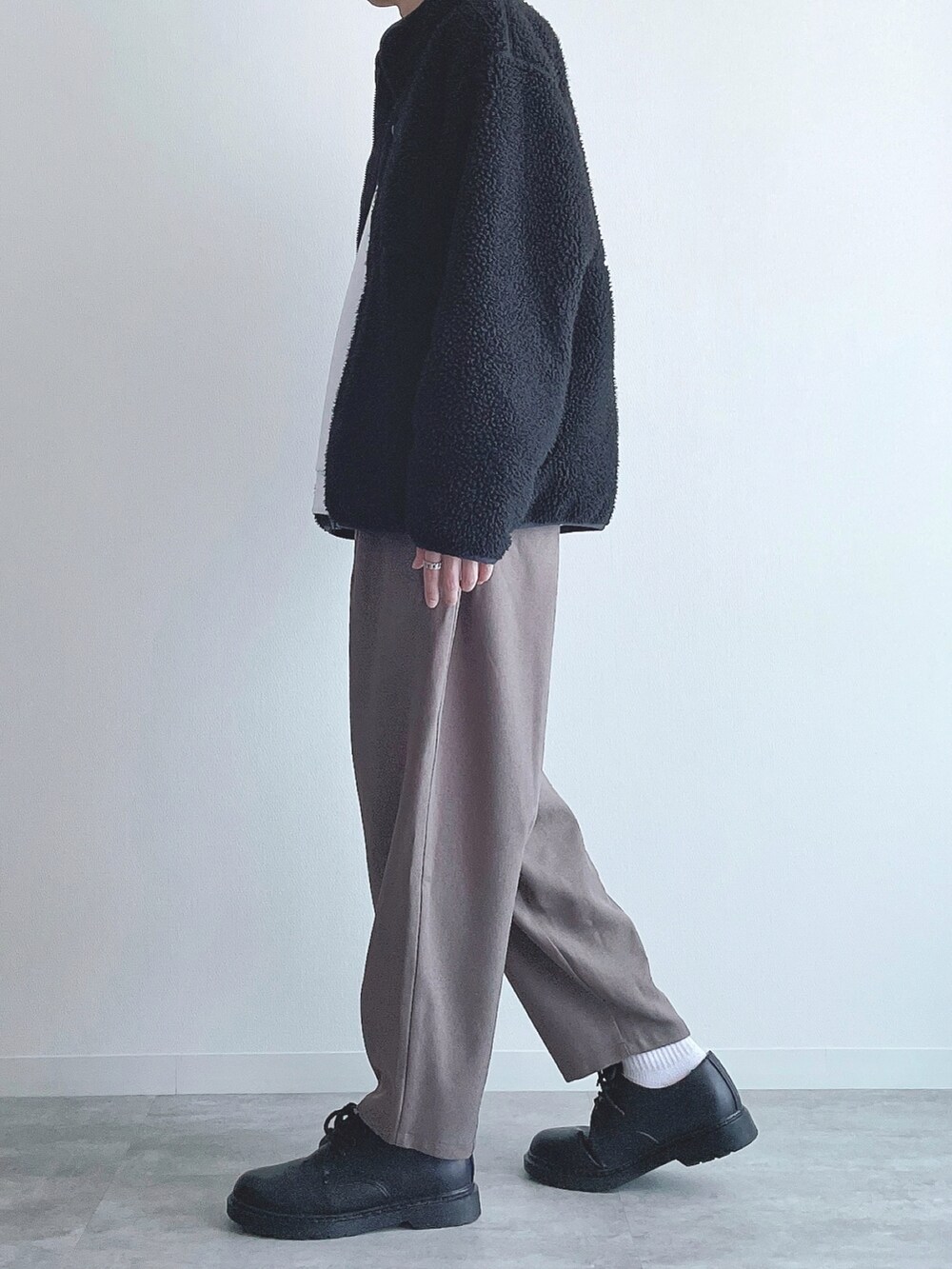 ブラック系のジャケット/アウター、ホワイト系のトップス、グリーン系のパンツを着用したメンズの秋コーディネートの2枚目の写真